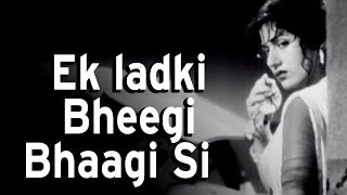 Poster ek ladki bheegi bhagi si lyrics | इक लड़की भीगी-भागी सी– kishore kumar