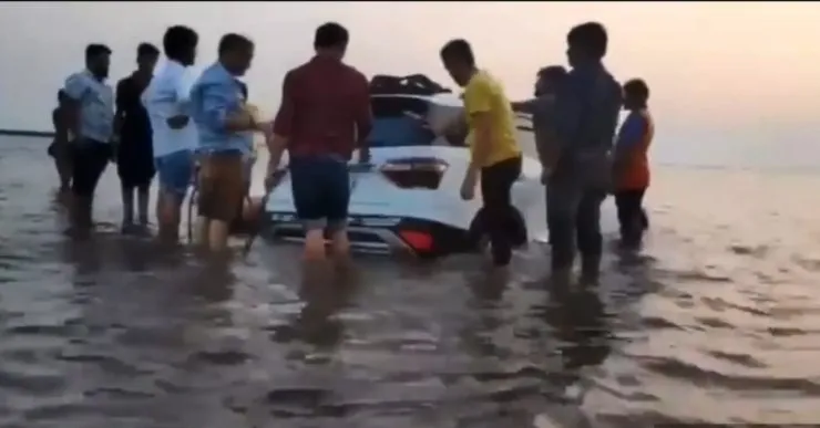 Hyundai Alcazar stuck at Vasai beach near Mumbai: Attempts to recover SUV fail