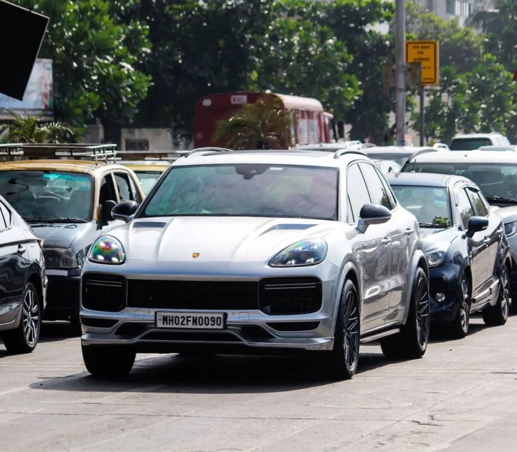 Sachin Tendulkar out at Kia Carens on Mumbai-Goa road trip: Stopped at a roadside tea stall